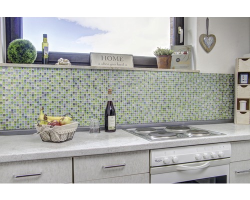 Helle Küche mit Mosaikfliesen-Wand und Dekorationen