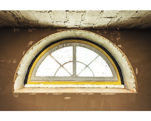 Halbrundes Fenster mit Abdichtungsband eingebaut in einer Wand