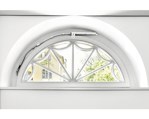 Halbrundes Fenster mit Sprossen und Fensteröffner