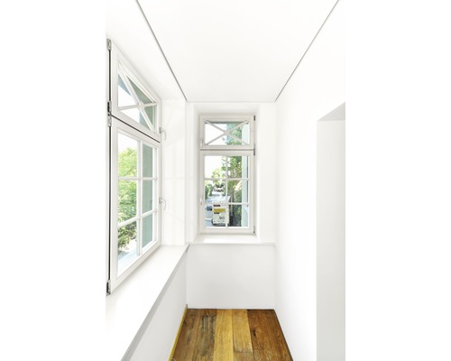 Heller Raum mit Holzfußboden und Fenstern