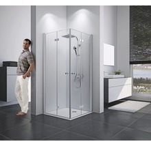 Helles Badezimmer mit Eckdusche, Waschbeckenunterschrank und stehender Person