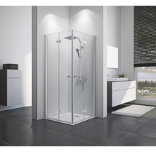 Helles Badezimmer mit Eckdusche, Waschtisch und Handtüchern