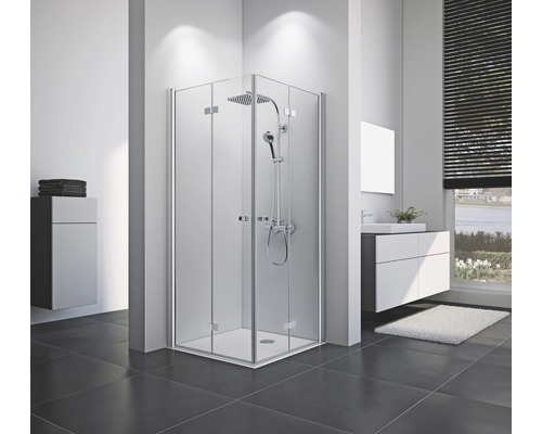 Helles Badezimmer mit Eckdusche, Waschtisch und Handtüchern