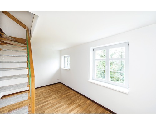 Heller Raum mit Holztreppe, Holzboden und Fenstern