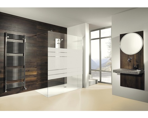 Badezimmer mit Dusche, Handtuchwärmer und Waschbecken