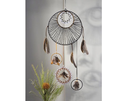 Dekorativer Traumfänger mit Federn und verschiedenen Kreisen als Wanddekoration