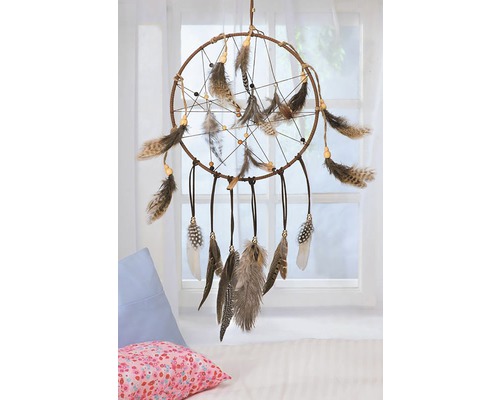 Dekorativer Traumfänger mit Federn als Wanddekoration