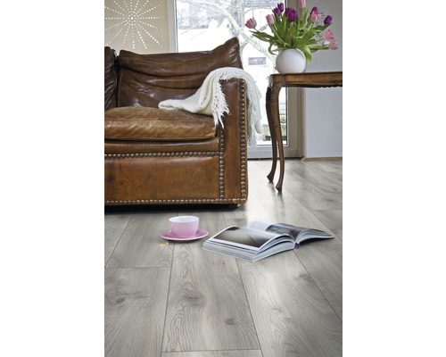 Wohnzimmer mit Laminatboden, Sofa, Tisch und Dekoration