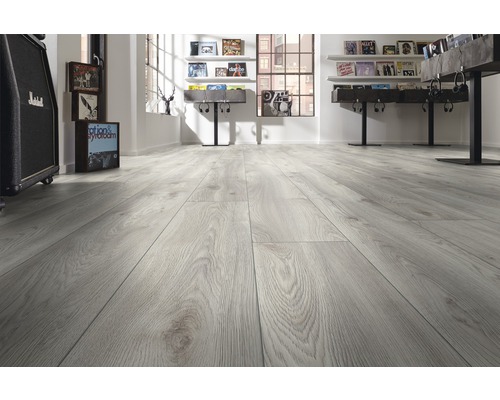 Heller Laminatboden in einem modern eingerichteten Raum mit Schallplattensammlung