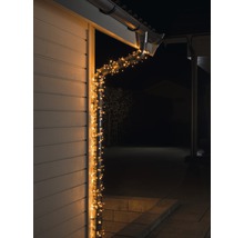 Beleuchtete Dachrinne mit Lichterkette am Haus.