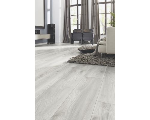 Heller Wohnraum mit Laminatboden, Sofa und Fenster