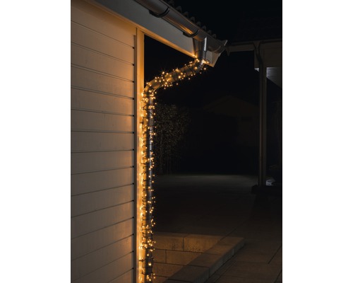 Beleuchtete Dachrinne mit Lichterkette am Haus