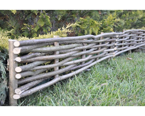 Zaun aus geflochtenen Ästen im Garten