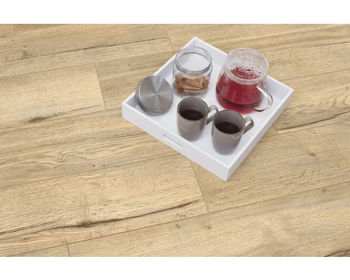Heller Holzboden mit weißem Tablett, Teekanne, zwei Tassen und Keksdose
