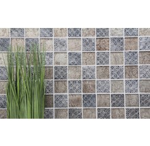 Quadratische Mosaikfliesen mit Muster und Kunstgras