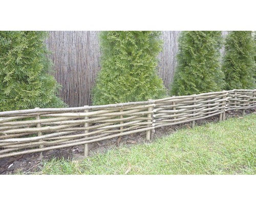 Geflochtener Zaun aus Holz im Garten
