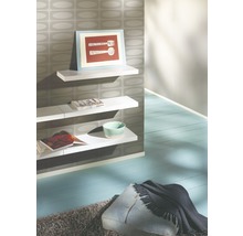 Helles Zimmer mit Wandregalen, Dekorationen, Kissen und Teppich