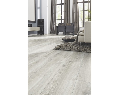 Heller Wohnraum mit Laminatboden in Holzoptik, Sofa und Teppich