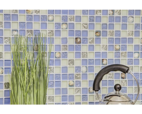 Mosaikwand mit Meerestierornamenten, Kunstgras und Teekessel