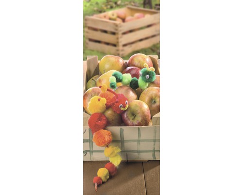 Holzkiste gefüllt mit Äpfeln und bunten Raupen