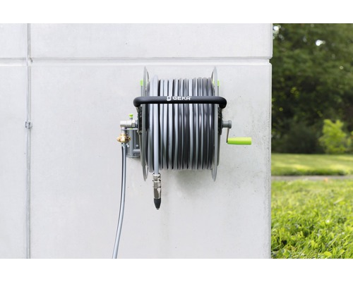 Gartenschlauch auf Schlauchwagen zur Wandmontage