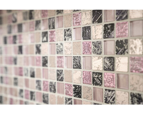 Nahaufnahme von quadratischen Mosaikfliesen