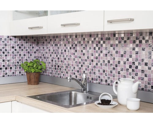 Küchenszene mit Mosaikfliesen, Spüle und Küchenutensilien