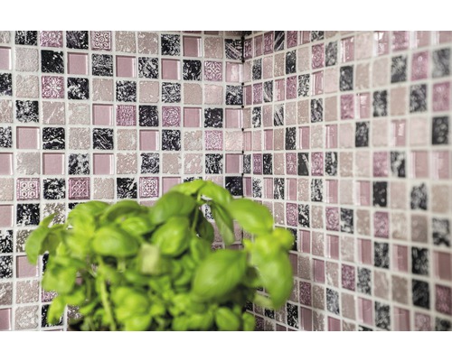 Wandfliesen aus Mosaik mit quadratischen Stücken