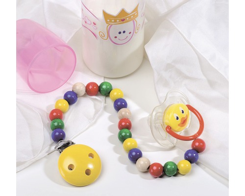 Szene mit Schnuller, Schnullerkette, Trinkflasche und Becher für Babys