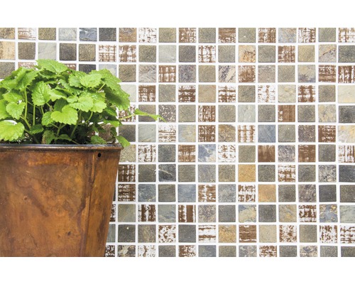 Mosaikfliesenwand mit Topfpflanze