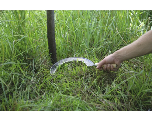 Handsense mit Holzgriff beim Grasschneiden