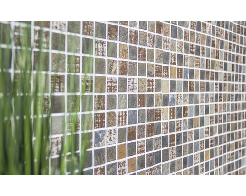 Mosaikfliesen an einer Wand mit dekorativen Elementen