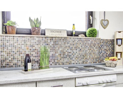 Küchenszene mit Mosaikfliesen, Kochfeld und dekorativen Elementen