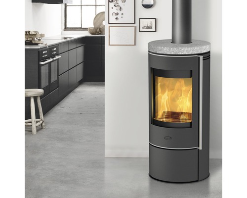 Kaminofen im modernen Küchenambiente mit Feuer sichtbar hinter Glas