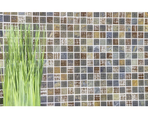 Mosaikfliesenwand mit Dekoration