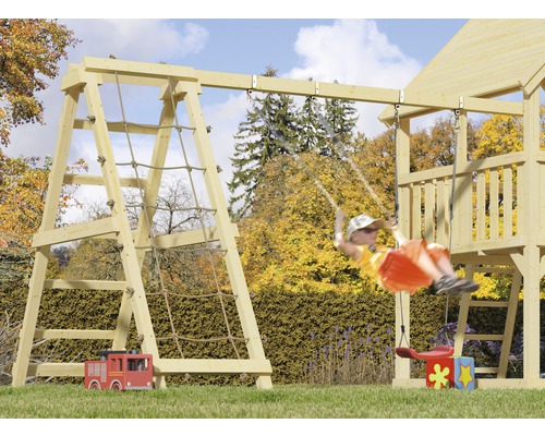 Spielturm mit Kletternetz und Schaukel im Garten