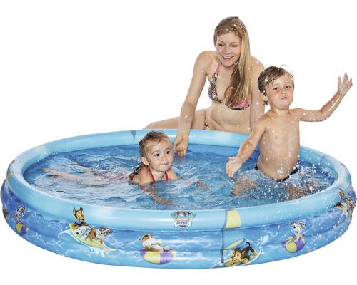 Aufblasbarer Pool mit Paw Patrol Motiven, mit Kindern und einer Frau im Wasser.