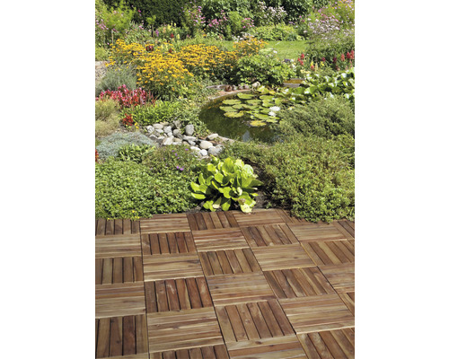 Verlegtes Holzfliesenmuster in einem Garten mit Teich und Blumenbeeten