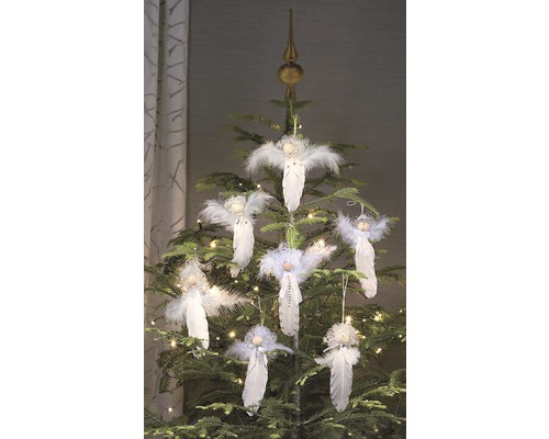 Weihnachtsbaum geschmückt mit Engel Anhängern aus Federn und Baumspitze