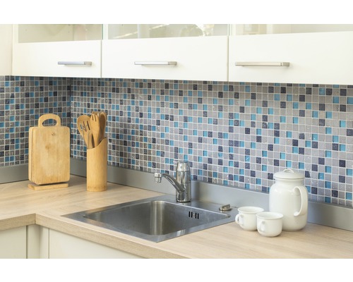 Küchenszene mit Spüle, Mosaikfliesen und Küchenutensilien