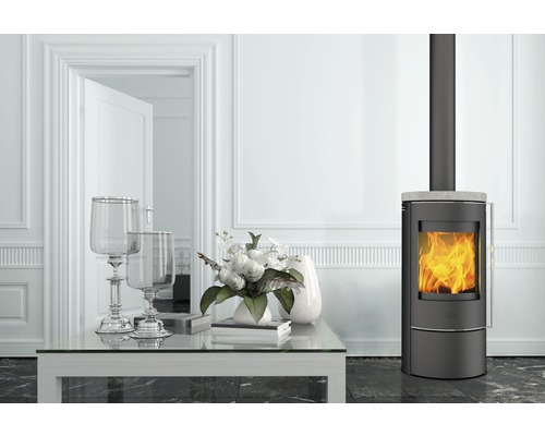 Wohnzimmer mit Kaminofen, Tisch und Dekoration