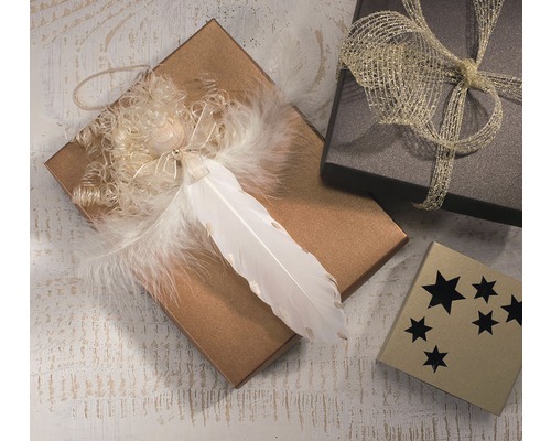 Dekorative Geschenkboxen mit Schleifen und Federn