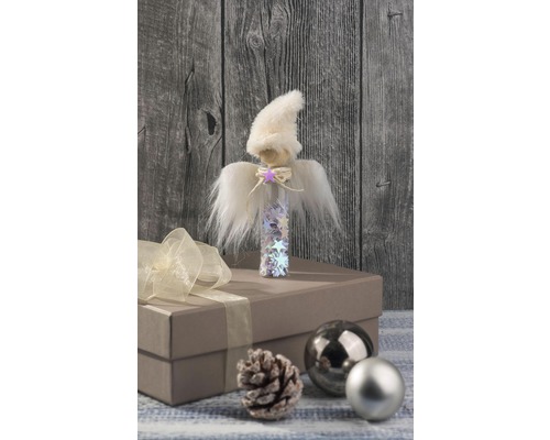 Weihnachtliche Dekoration mit Engel, Geschenk und Christbaumkugeln