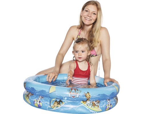 Mutter und Kind in einem aufblasbaren Planschbecken mit Paw Patrol Design