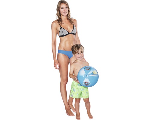 Frau im Bikini und Junge mit Badehose und Strandball