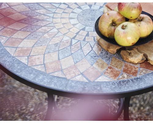 Gartentisch mit Mosaikplatte, darauf Äpfel in einer Schale