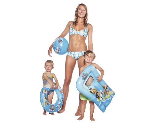 Frau mit Kindern, Schwimmring, Luftmatratze und Ball mit Paw Patrol Motiv.