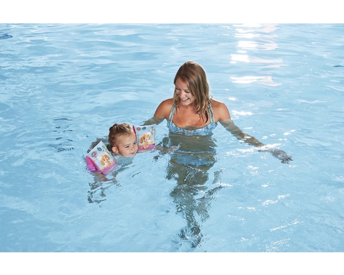 Mutter und Kind im Pool mit Schwimmflügeln