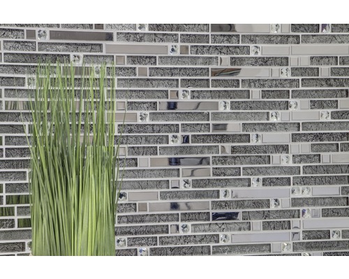 Mosaikfliesenwand mit Glas- und Steinoptik sowie Dekoration