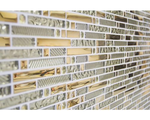 Nahaufnahme von Mosaikfliesen mit rechteckigen Glasstücken